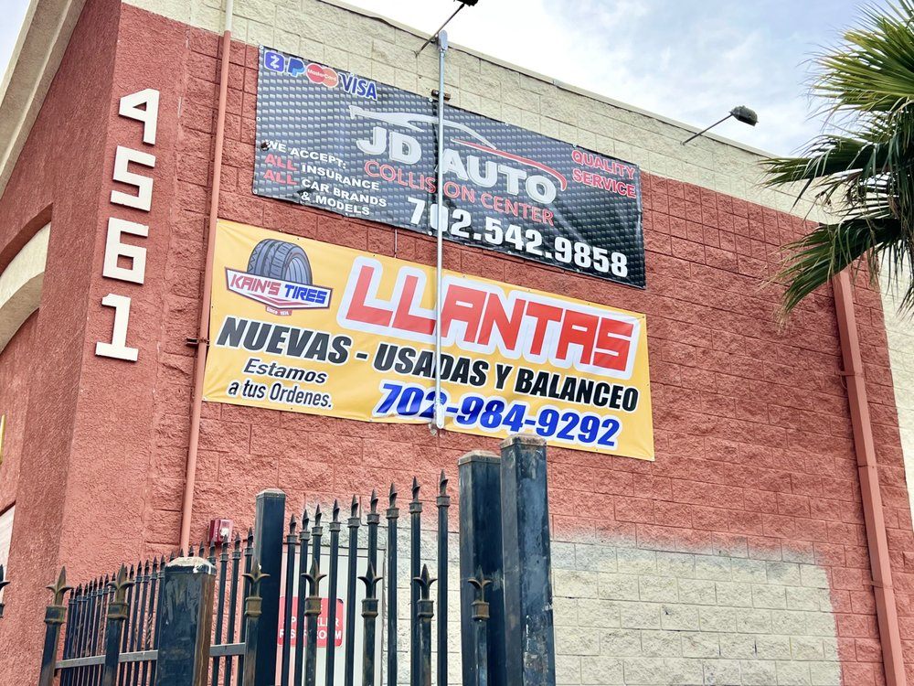 Pared de llantas usadas marcadas por medida en el taller